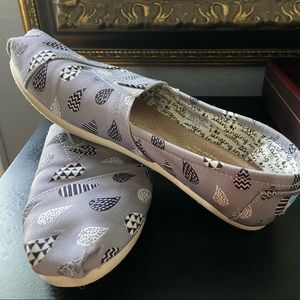 Tom’s size 7.5 slip on grey paisley
